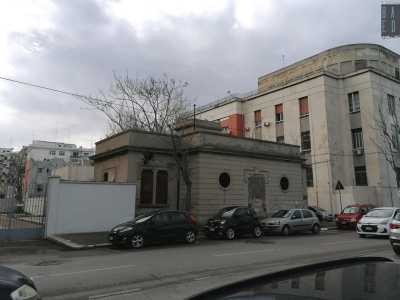 Il suo aspetto � per� grazioso. Posto su un solo livello leggermente rialzato dal livello stradale, si presenta con un volume centrale sporgente dove � presente l�ingresso e due �ali� laterali